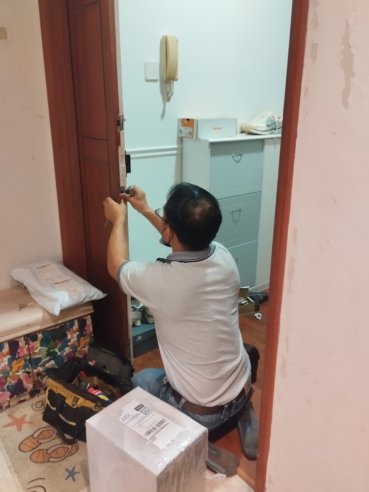 Emergency Main Door Knob Access Repair at Sembawang Condominium project photo 1
